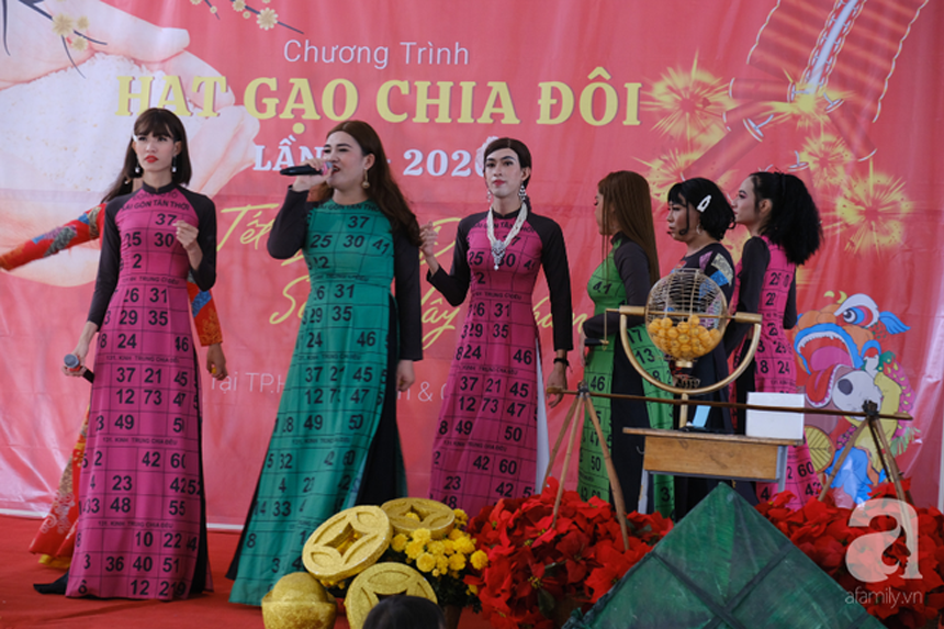 Mẹ dẫn con có H vui chơi Tết cùng các bạn: "Nhìn nó cười mà mình muốn khóc..."