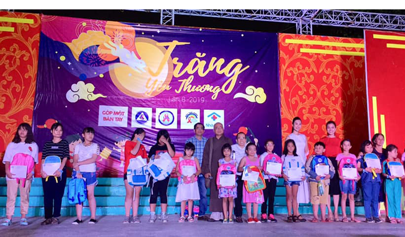 ‘Trăng yêu thương’ cho trẻ em nhiễm HIV/AIDS
