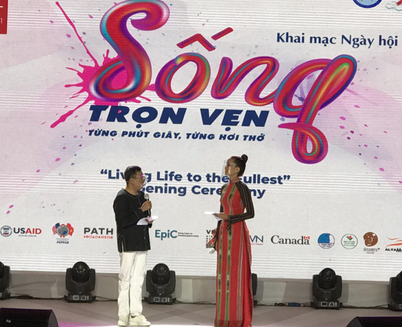 Hơn 4 năm H'Hen Niê đồng hành với người sống chung HIV