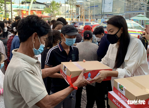 Kim Xuân, Kim Duyên, Hồng Ánh... mang Tết ấm đến trẻ bị ảnh hưởng bởi HIV/AIDS