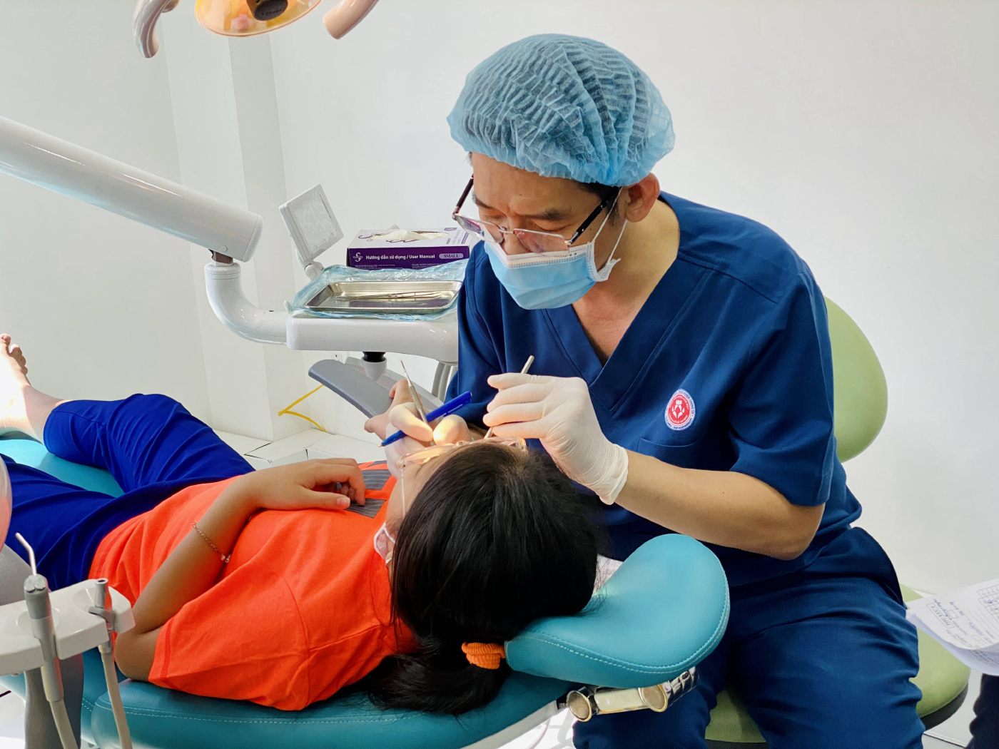Khám và tư vấn về sức khỏe răng miệng cho trẻ bị ảnh hưởng bởi HIV